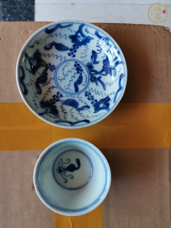 古玩陶瓷雙藍(lán)圈花押款松鼠葡萄紋青花盤真品鑒賞圖