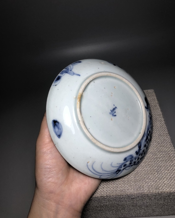 古玩陶瓷清中早期,青花過墻龍紋盤拍賣,當(dāng)前價(jià)格2000元