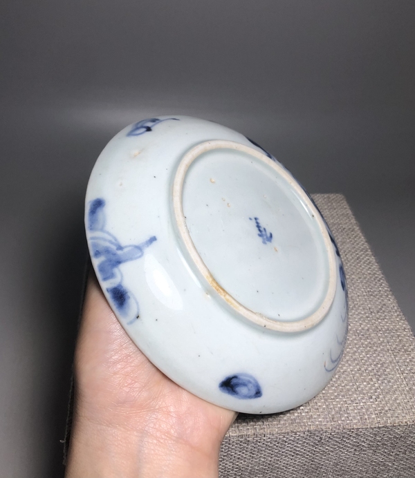 古玩陶瓷清中早期,青花過墻龍紋盤拍賣,當(dāng)前價(jià)格2000元