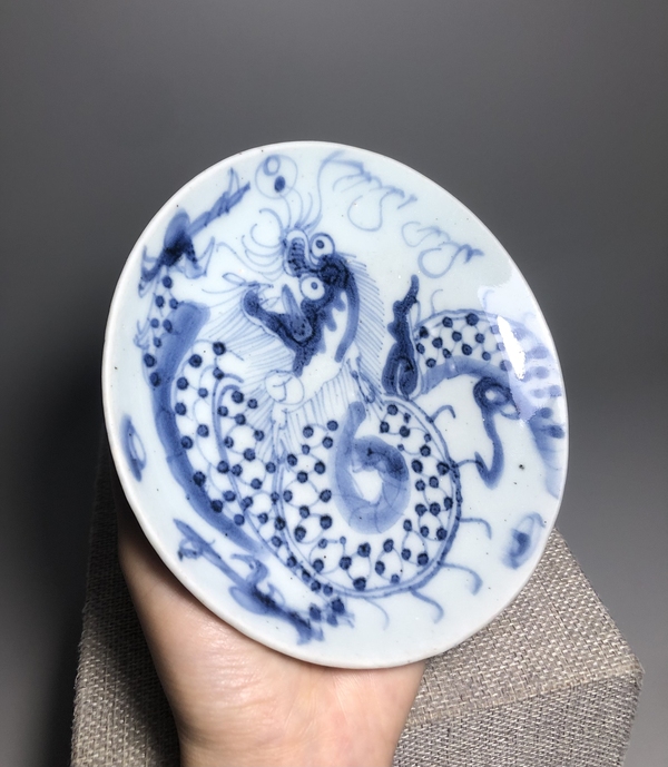 古玩陶瓷清中早期,青花過墻龍紋盤拍賣,當(dāng)前價(jià)格2000元