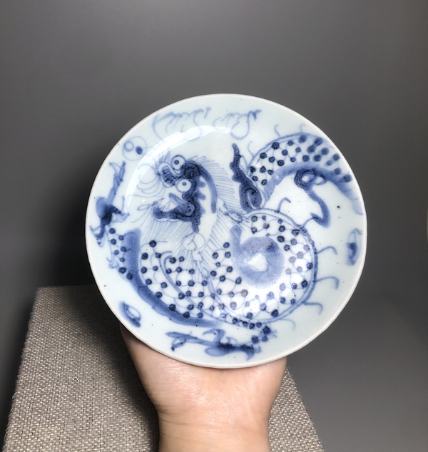 古玩陶瓷清中早期,青花過墻龍紋盤拍賣,當(dāng)前價(jià)格2000元