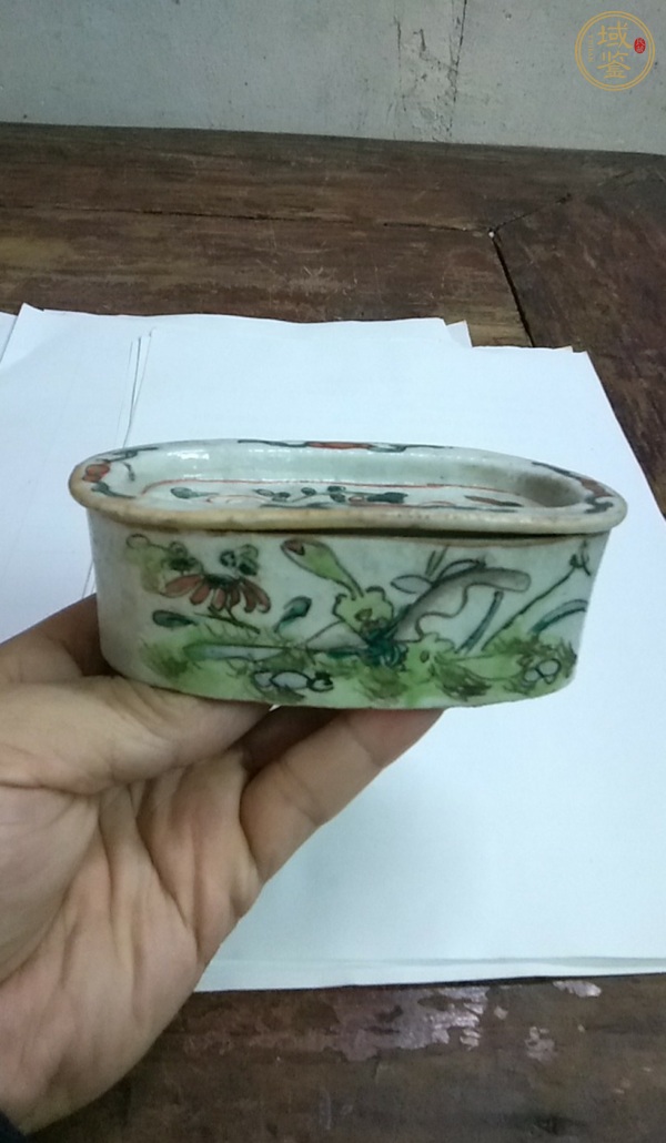 古玩陶瓷花蝶紋粉彩刨花缸真品鑒賞圖