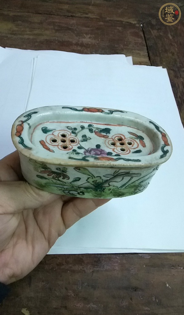 古玩陶瓷花蝶紋粉彩刨花缸真品鑒賞圖