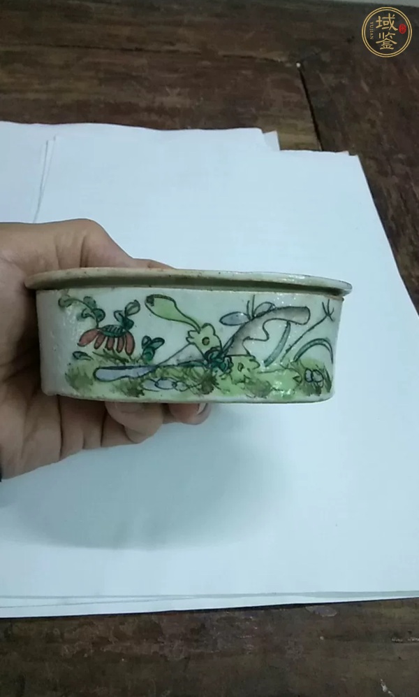 古玩陶瓷花蝶紋粉彩刨花缸真品鑒賞圖