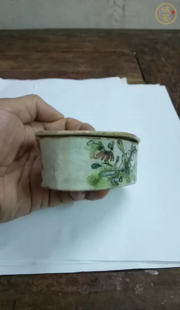 古玩陶瓷花蝶紋粉彩刨花缸真品鑒賞圖