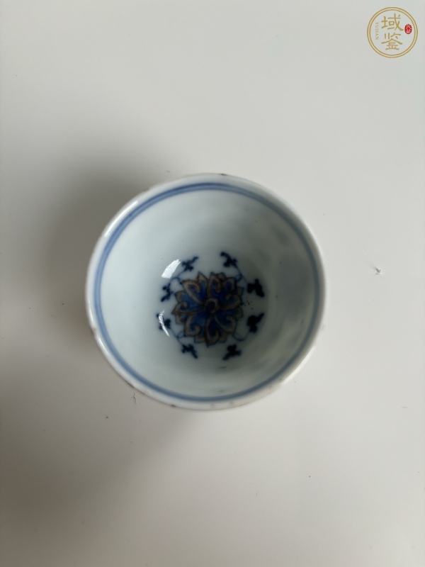 古玩陶瓷纏枝花卉青花加彩杯真品鑒賞圖