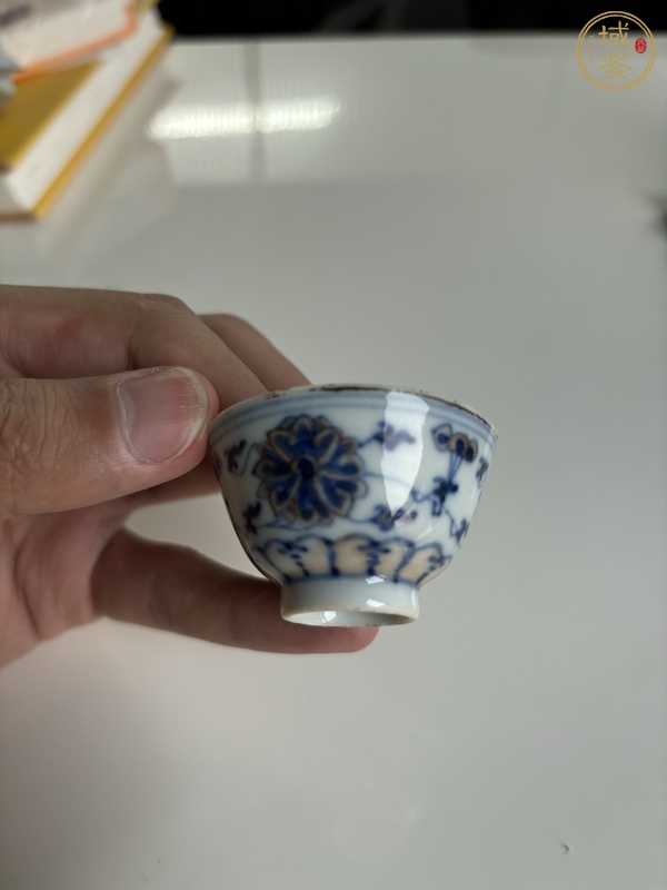 古玩陶瓷纏枝花卉青花加彩杯真品鑒賞圖