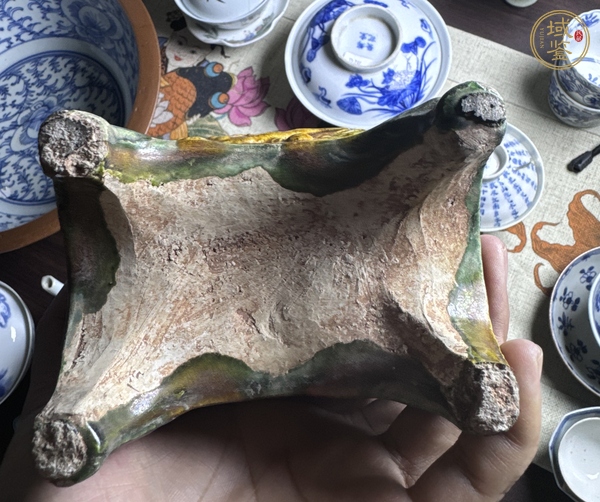 古玩陶瓷三彩獅紋鼎式爐真品鑒賞圖