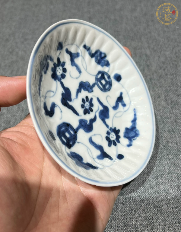 古玩陶瓷青花纏枝銅錢紋小盤真品鑒賞圖