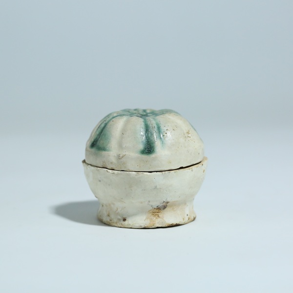 古玩陶瓷綠彩模印蓋盒(王字款)拍賣(mài),當(dāng)前價(jià)格16000元