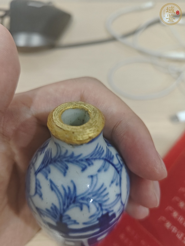 古玩陶瓷大明嘉靖年制款纏枝花囍字紋青花瓶真品鑒賞圖