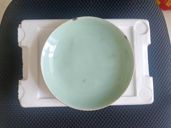 古玩陶瓷清中期豆青釉盤拍賣,當前價格300元