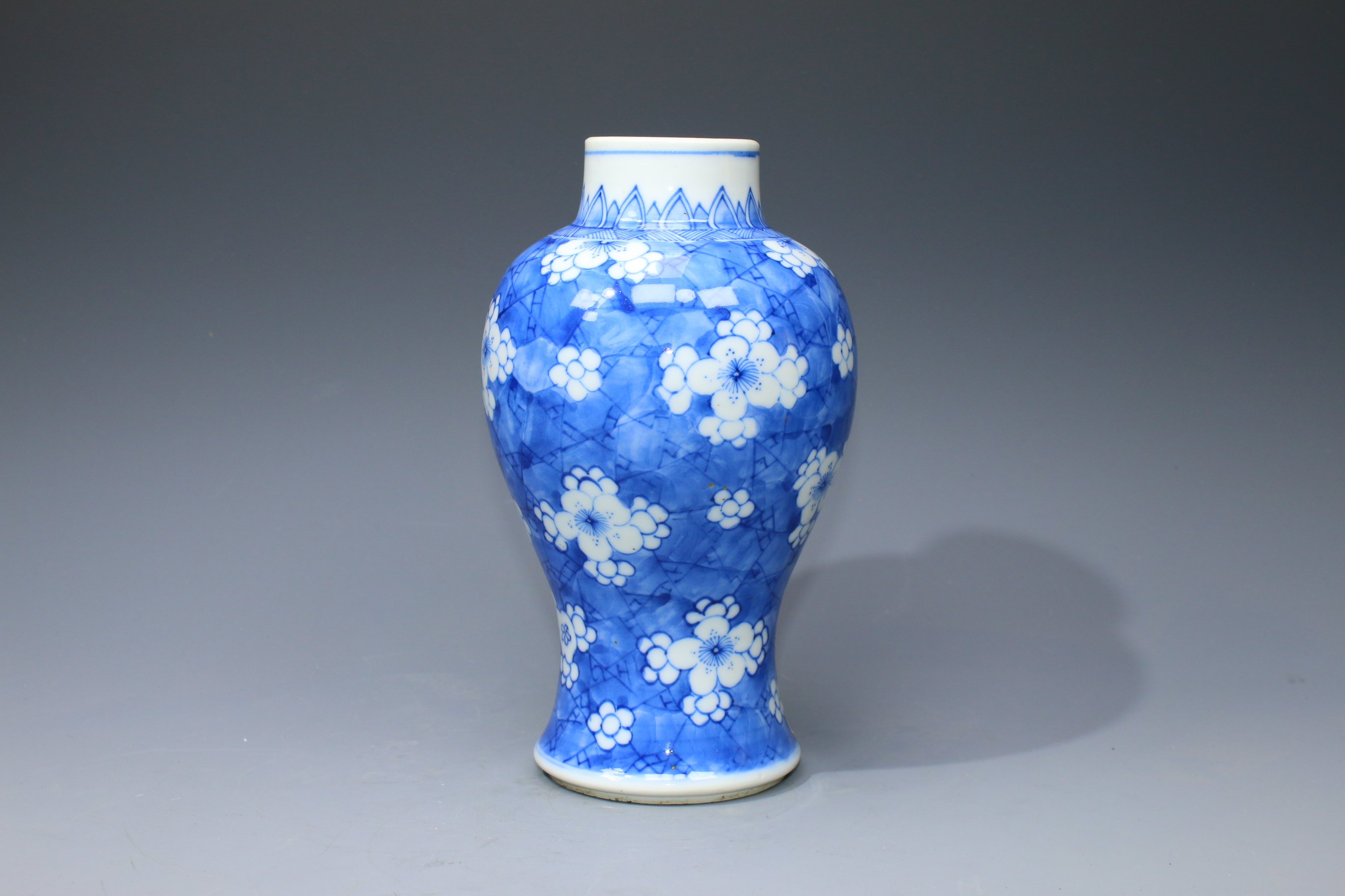 清 青花冰梅紋瓶 大清雍正年制款 共箱 中国古美術 青色花瓶 陶器 花と竹の模様 清 青花冰梅紋瓶 大清雍正年制款 共箱 中国古美術 青色花瓶 陶器