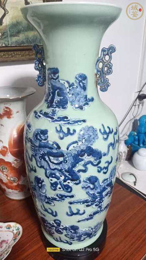 古玩陶瓷豆青釉獅紋青花雙耳瓶真品鑒賞圖