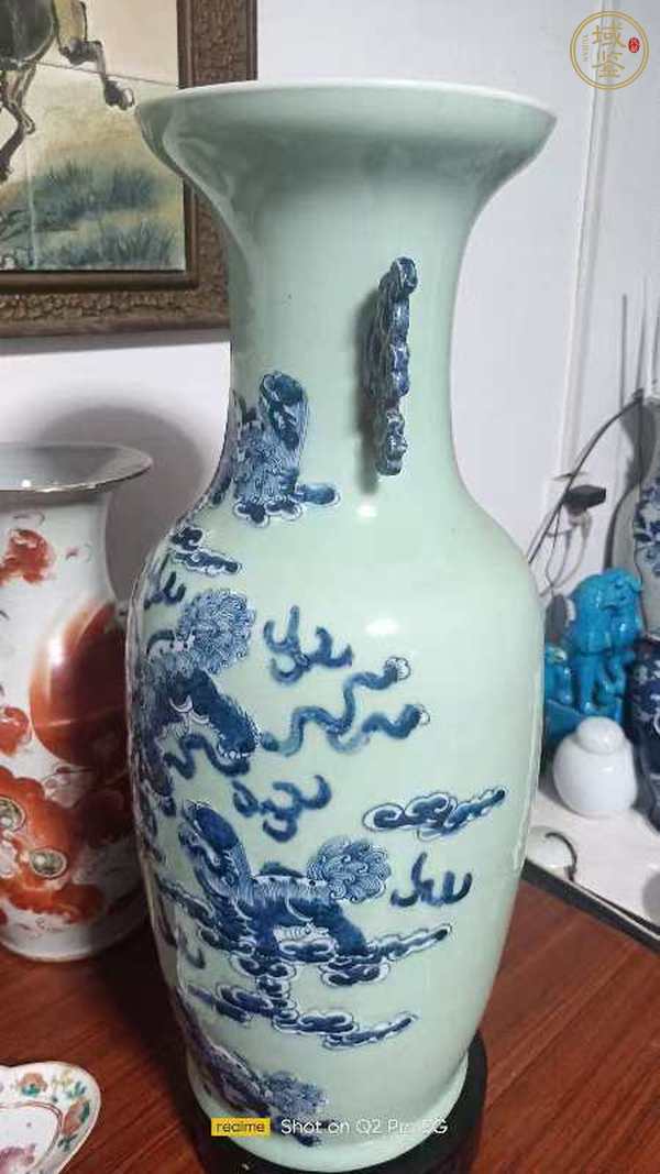 古玩陶瓷豆青釉獅紋青花雙耳瓶真品鑒賞圖