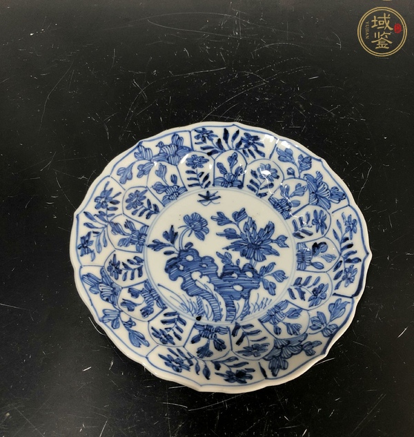 古玩陶瓷青花洞石花卉紋菱口盤真品鑒賞圖