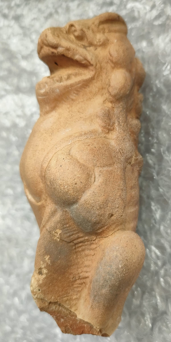 古玩陶瓷唐宋陶制坐獅拍賣(mài)，當(dāng)前價(jià)格500元