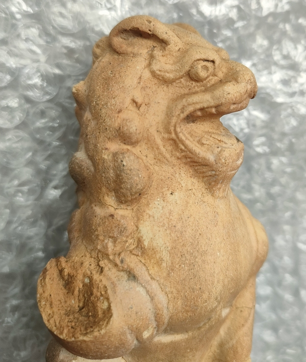 古玩陶瓷唐宋陶制坐獅拍賣(mài)，當(dāng)前價(jià)格500元