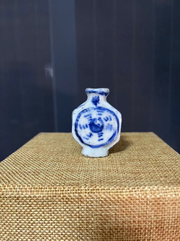 古玩陶瓷晚清八卦圖青花鼻煙壺拍賣,當前價格188元