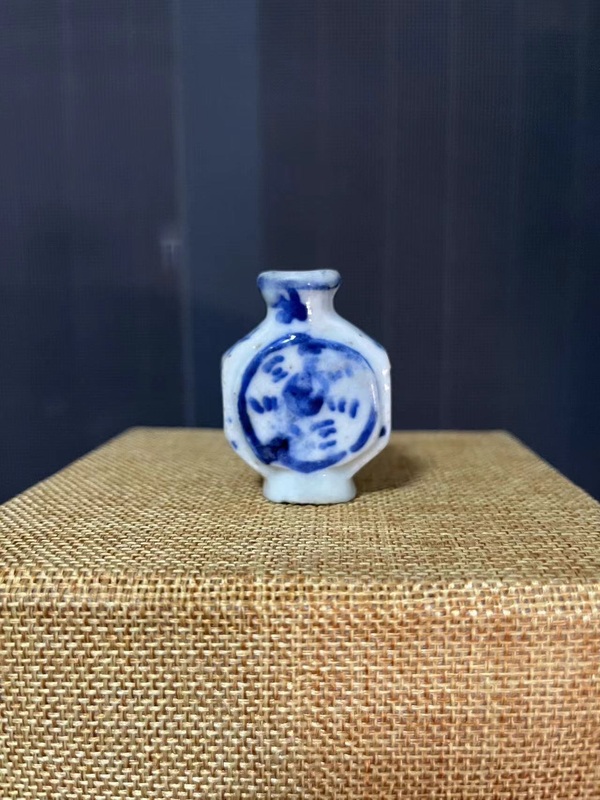 古玩陶瓷晚清八卦圖青花鼻煙壺拍賣,當前價格188元