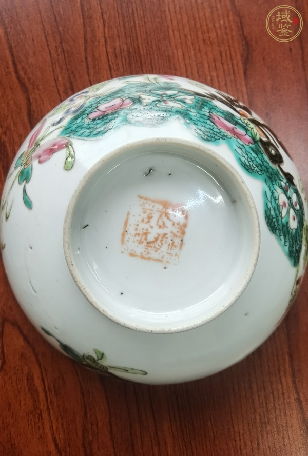 古玩陶瓷粉彩蝶戀花茶碗真品鑒賞圖