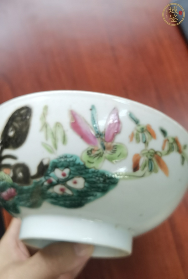 古玩陶瓷粉彩蝶戀花茶碗真品鑒賞圖