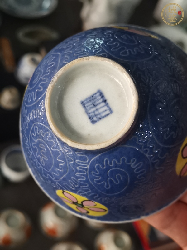 古玩陶瓷藍(lán)地軋道粉彩皮球花紋茶圓真品鑒賞圖