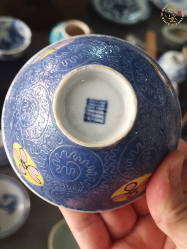 古玩陶瓷藍(lán)地軋道粉彩皮球花紋茶圓真品鑒賞圖