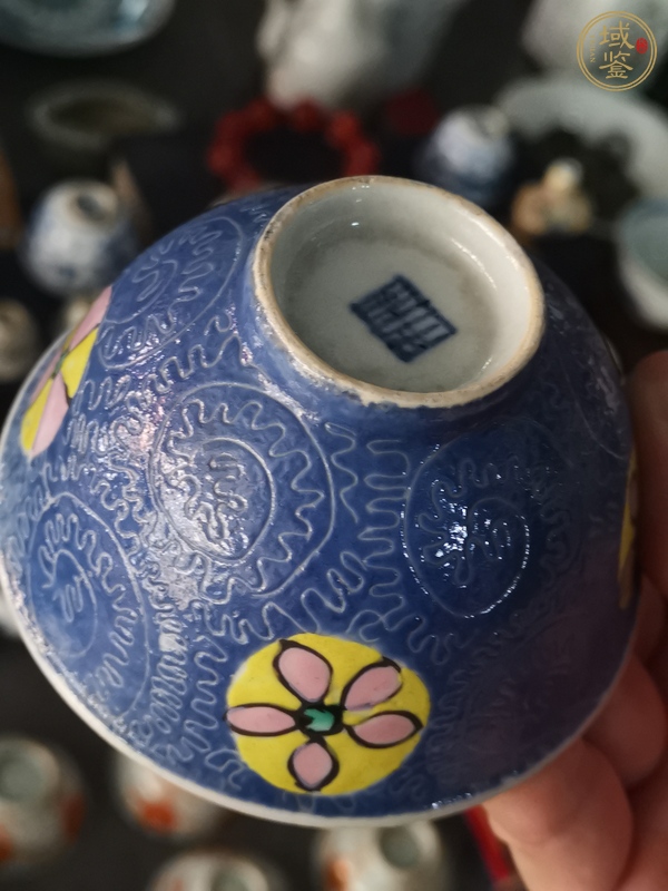 古玩陶瓷藍(lán)地軋道粉彩皮球花紋茶圓真品鑒賞圖