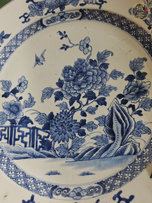 古玩陶瓷青花洞石花鳥紋折沿盤真品鑒賞圖