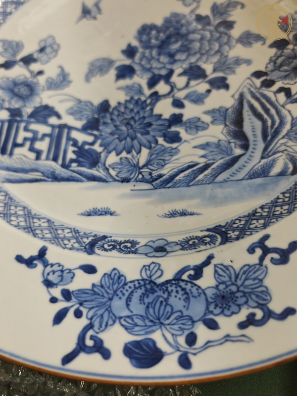 古玩陶瓷青花洞石花鳥紋折沿盤真品鑒賞圖