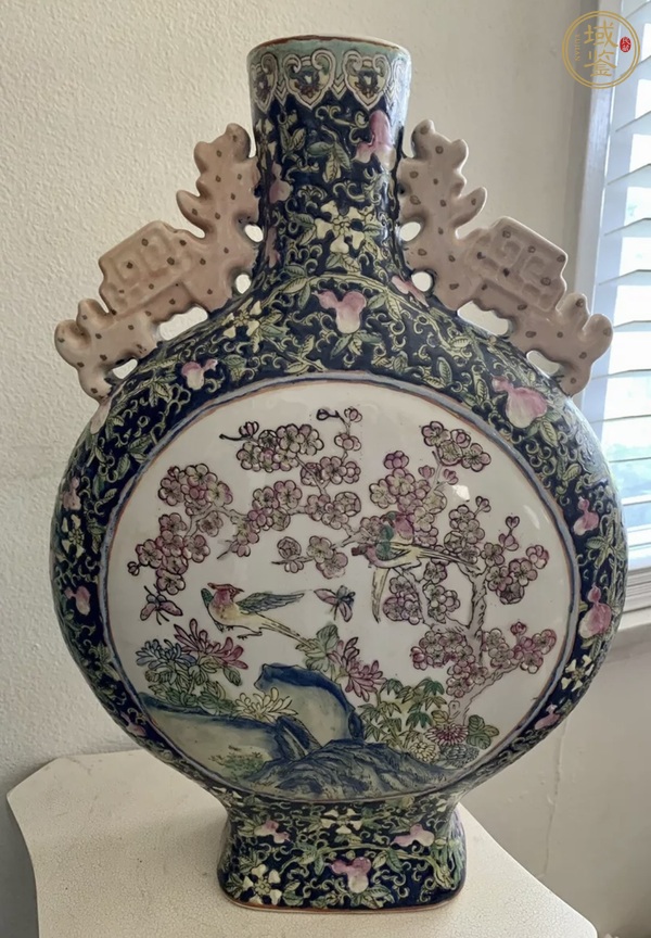 古玩陶瓷粉彩纏枝葫蘆開光洞石花鳥紋夔龍耳抱月瓶真品鑒賞圖