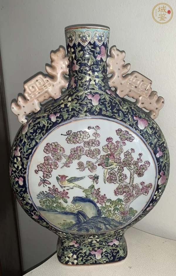 古玩陶瓷粉彩纏枝葫蘆開光洞石花鳥紋夔龍耳抱月瓶真品鑒賞圖