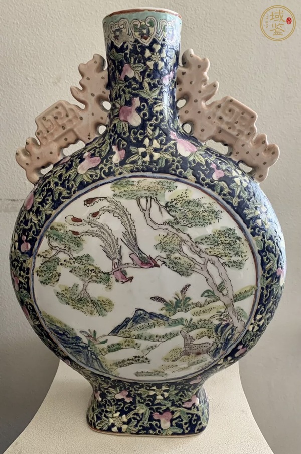 古玩陶瓷粉彩纏枝葫蘆開光洞石花鳥紋夔龍耳抱月瓶真品鑒賞圖