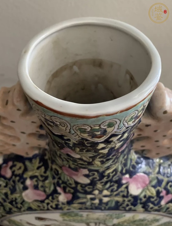 古玩陶瓷粉彩纏枝葫蘆開光洞石花鳥紋夔龍耳抱月瓶真品鑒賞圖