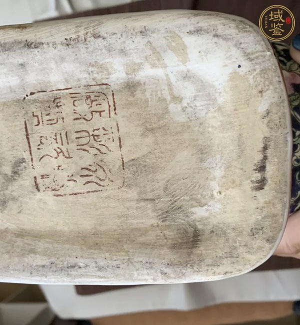古玩陶瓷粉彩纏枝葫蘆開光洞石花鳥紋夔龍耳抱月瓶真品鑒賞圖