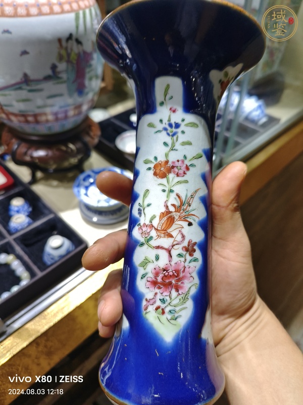 古玩陶瓷霽藍釉開窗粉彩錦雞紋花觚真品鑒賞圖