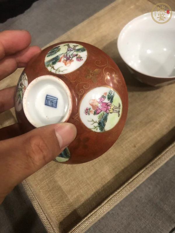 古玩陶瓷紫金釉開(kāi)光粉彩人物蓋碗真品鑒賞圖