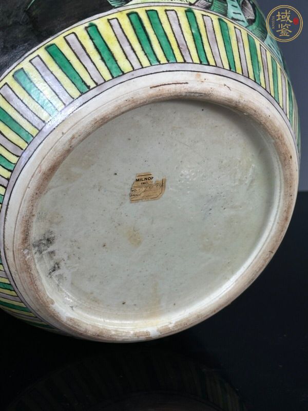 古玩陶瓷墨地素三彩喜鵲登梅圖蓋罐真品鑒賞圖