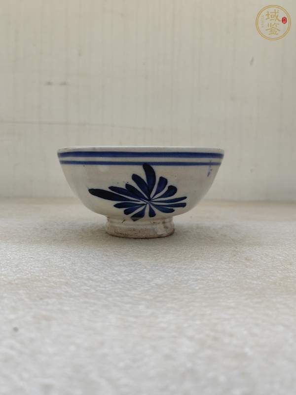 古玩陶瓷青花花卉紋茶碗真品鑒賞圖