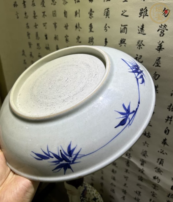 古玩陶瓷山水紋青花盤真品鑒賞圖