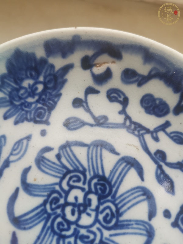 古玩陶瓷花卉紋青花盤真品鑒賞圖