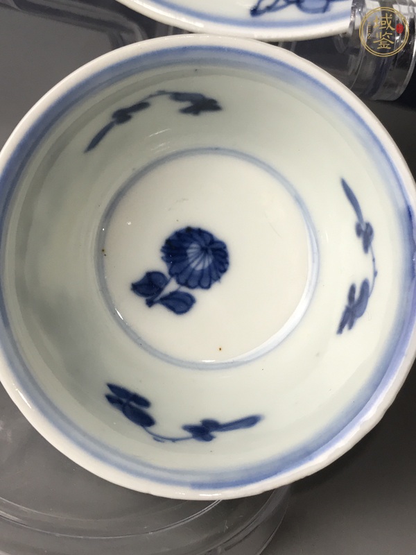 古玩陶瓷雙藍(lán)圈花押款花蝶紋青花杯盤真品鑒賞圖