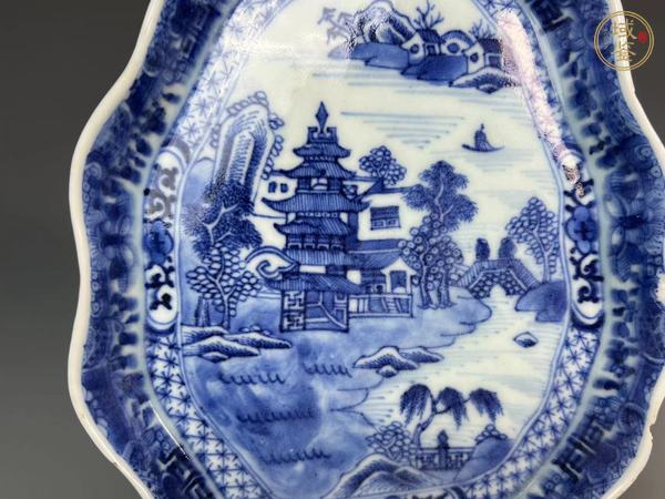 古玩陶瓷青花山水葉子形盤真品鑒賞圖