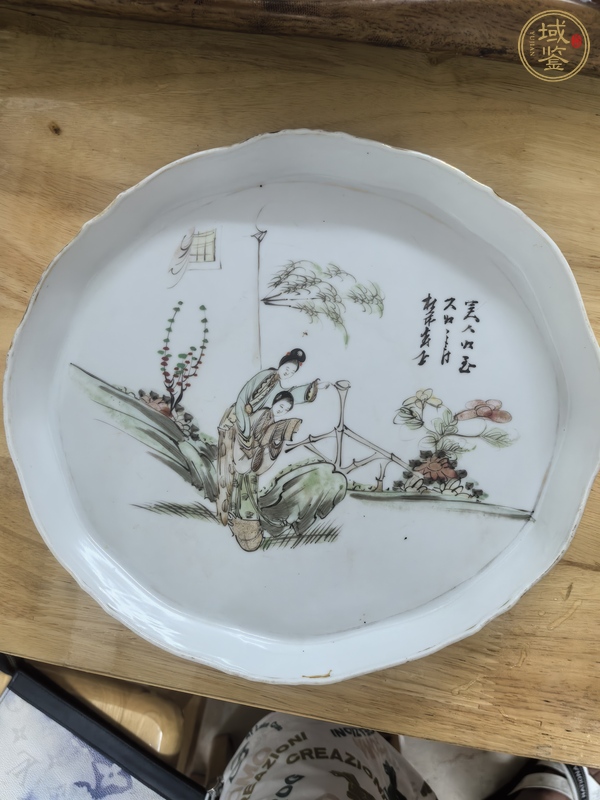 古玩陶瓷仕女紋粉彩盤真品鑒賞圖