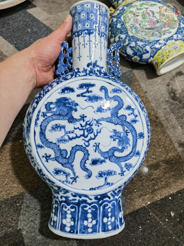 古玩陶瓷青花趕珠龍紋抱月瓶真品鑒賞圖