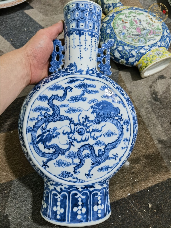 古玩陶瓷青花趕珠龍紋抱月瓶真品鑒賞圖