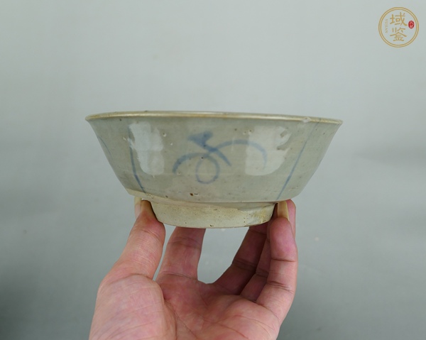 古玩陶瓷龍泉青瓷青花花卉唇口碗真品鑒賞圖