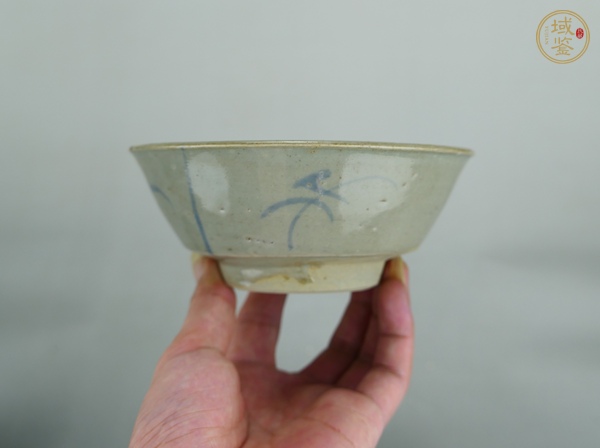 古玩陶瓷龍泉青瓷青花花卉唇口碗真品鑒賞圖