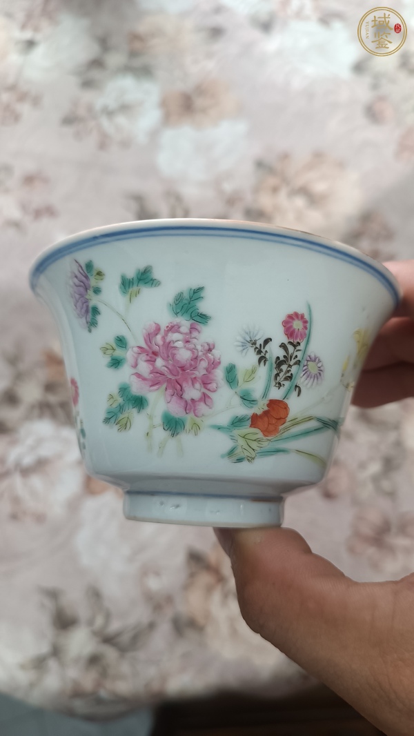 古玩陶瓷粉彩蝶戀花紋茶碗真品鑒賞圖